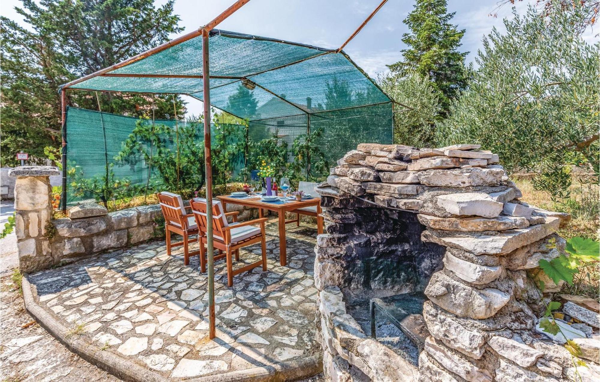 2 Bedroom Awesome Apartment In Vinkuran Exterior foto